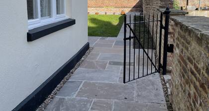 Large luxury 1 bed flat with off street parking & shared garden near town centre