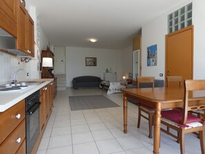 Uuni, liesi, keittoastiat/astiat/ruokailuvälineet, ruokailupöytä