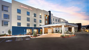 A Hampton Inn hotel with a modern facade, a covered entrance, and designated parking spaces. - Hampton Inn Oakhurst-yosemite, CA (Oakhurst)