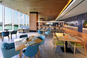 Ofereix vistes al mar i s'hi serveixen esmorzars, dinars i sopars 