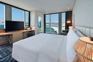 Down comforters, minibar, in-room safe, desk - Hilton Garden Inn Bahrain Bay (Manama)