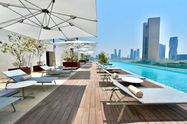 Piscina a l'aire lliure (horari: 07:00-18:00) i gandules