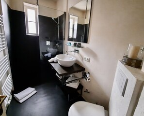 Haartrockner, Handtücher, Seife, Shampoo