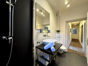 Haartrockner, Handtücher, Seife, Shampoo