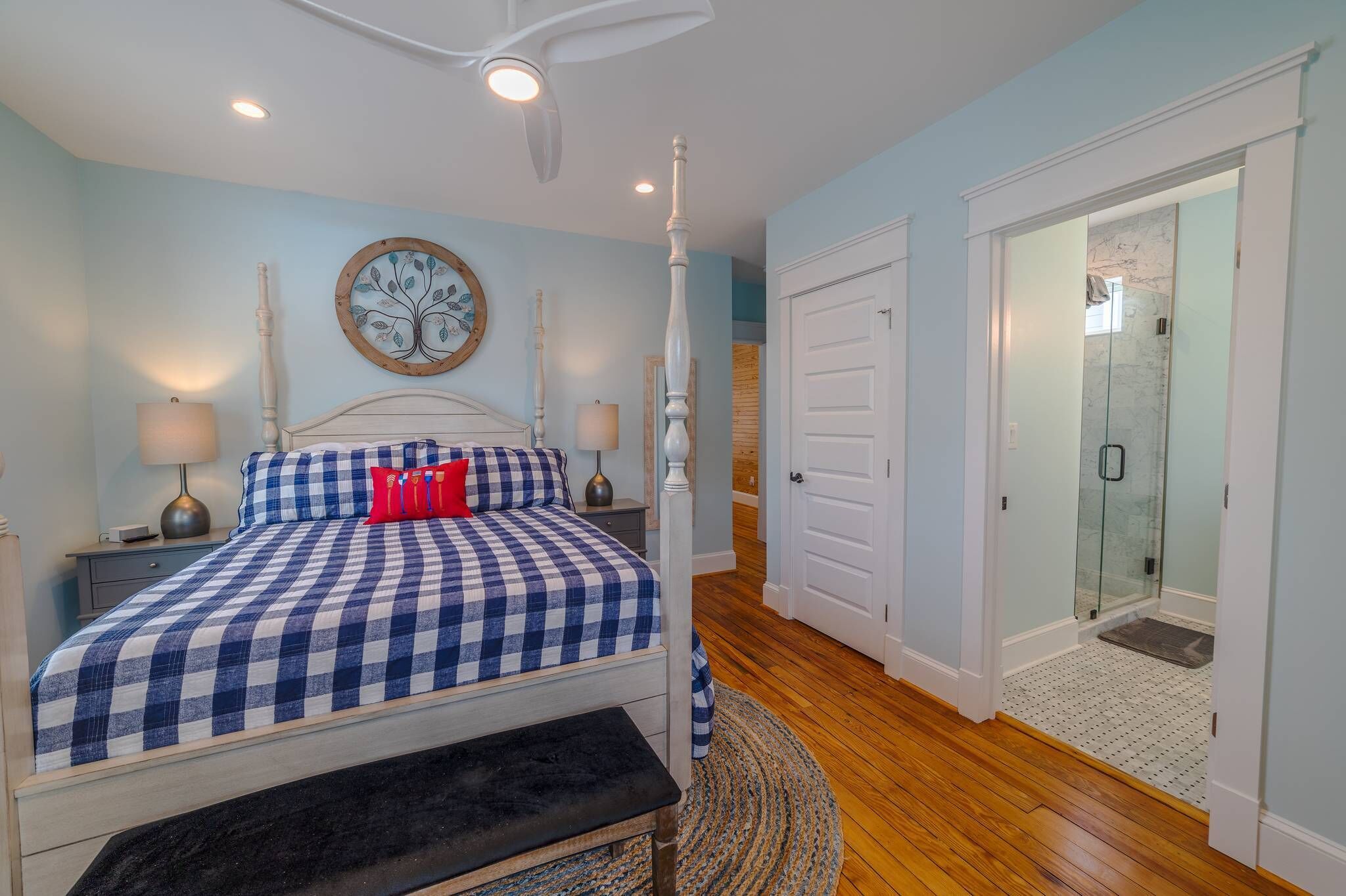 3 habitaciones, tabla de planchar con plancha, wifi y ropa de cama 