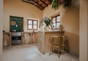 Kylskåp, ugn, spishäll och kaffe- och tebryggare