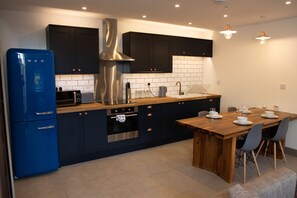 ثلاجة، ميكروويف، فرن، موقد طهي مسطح