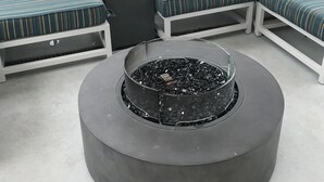 Eine Sitzgruppe im Freien mit integriertem Feuerkorb.