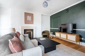 Una televisión, una chimenea, un reproductor estéreo