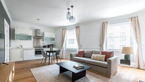 Un appartamento moderno con cucina, zona pranzo e soggiorno.