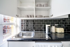 Kühlschrank, Mikrowelle, Ofen, Geschirrspüler