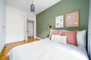 2 chambres, fer et planche à repasser, Wi-Fi, draps fournis