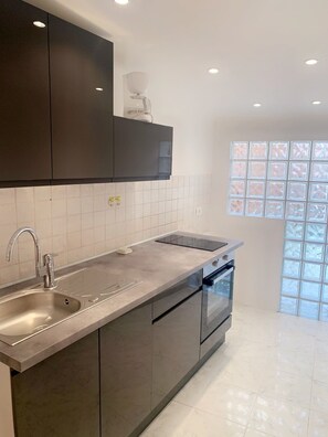 ميكروويف، ماكينة لصنع القهوة/الشاي، مستلزمات طهي/أطباق/أوعية