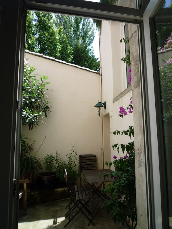 Outdoor dining - Apartment in Avignon center intra muros. Outdoor courtyard. Free private parking. (Avignon)