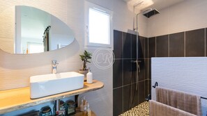 Shower, hair dryer, towels