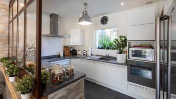 Køleskab, mikrobølgeovn, ovn, kogeplade