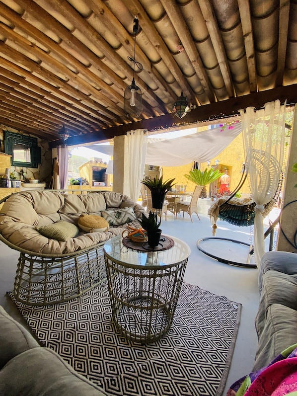 Smart-TV, Stereoanlage, Arbeitsbereiche