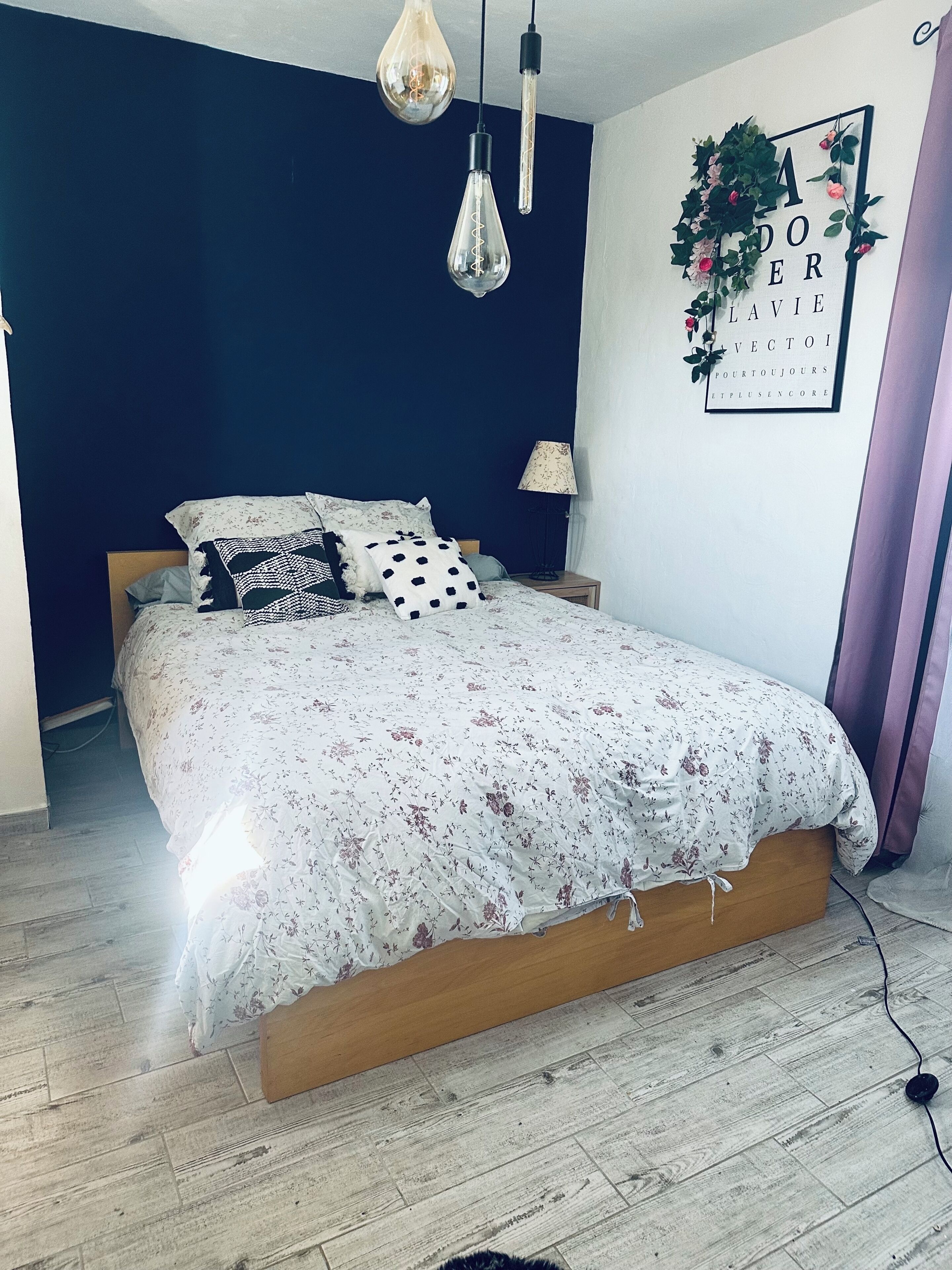 3 soverom, skrivebord, strykejern/-brett og reiseseng for barn