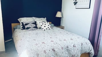 3 soverom, skrivebord, strykejern/-brett og reiseseng for barn