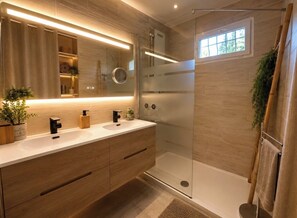 Dusche, Haartrockner, Toilettenpapier