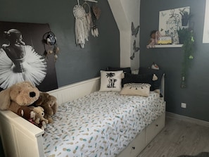3 slaapkamers, een strijkplank/strijkijzer, reisbedje, gratis wifi