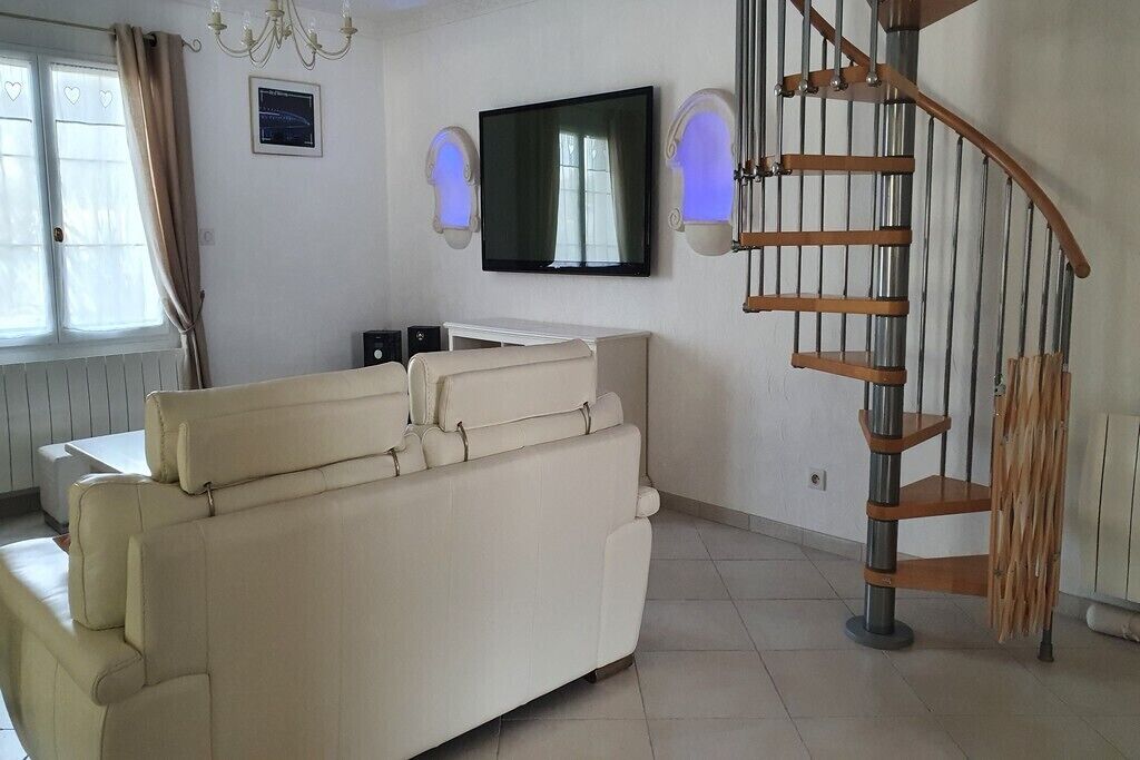 Télévision, baby-foot, table de tennis de table