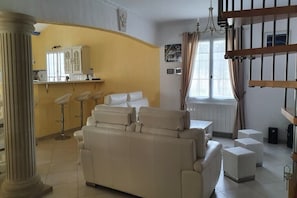 TV, tavolo da calcetto, tavolo da ping pong
