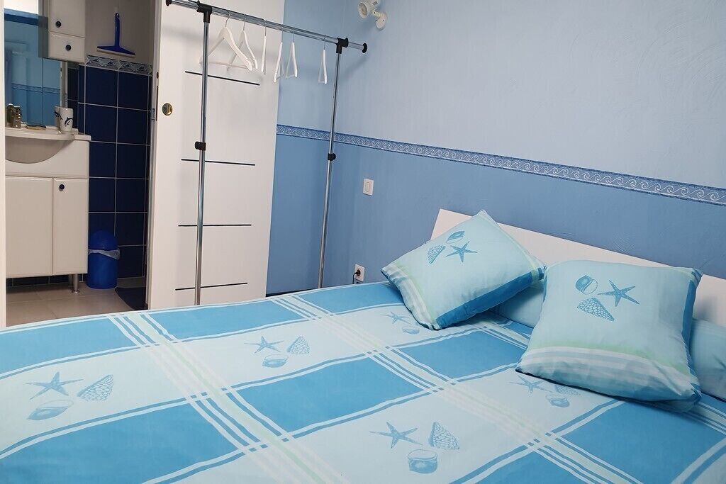 4 chambres, fer et planche à repasser, lit de bébé portatif