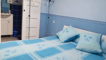 4 chambres, fer et planche à repasser, lit de bébé portatif