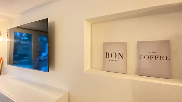 Een muur met een spiegel en twee lijstjes met de teksten 
