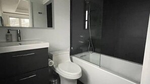 Casa, várias camas (Amagansett Beachfront Beauty) | Banheiro