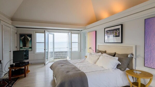 House, Multiple Beds (Amagansett Beachfront Beauty)