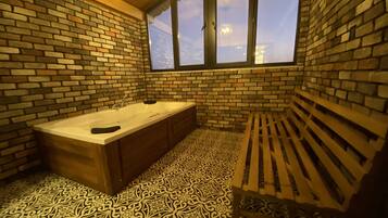 Penthouse | 1 bedroom, in-room safe, blackout drapes, soundproofing