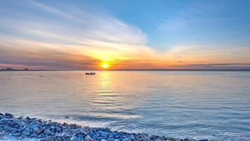 House, Multiple Beds (Bungalow 3 - 1BR, Waterfront) | Beach