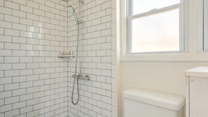 Hus - flere senge (Bungalow 7 - 2BR, Waterfront) | Badeværelse
