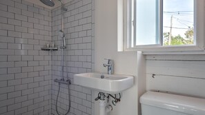 House, Multiple Beds (Bungalow 4 - 1BR, Waterfront) | Bathroom - Bungalow 4 - 1br, Waterfront (Westhampton Beach)
