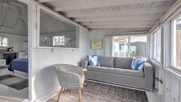 House, Multiple Beds (Bungalow 4 - 1BR, Waterfront) | Living room