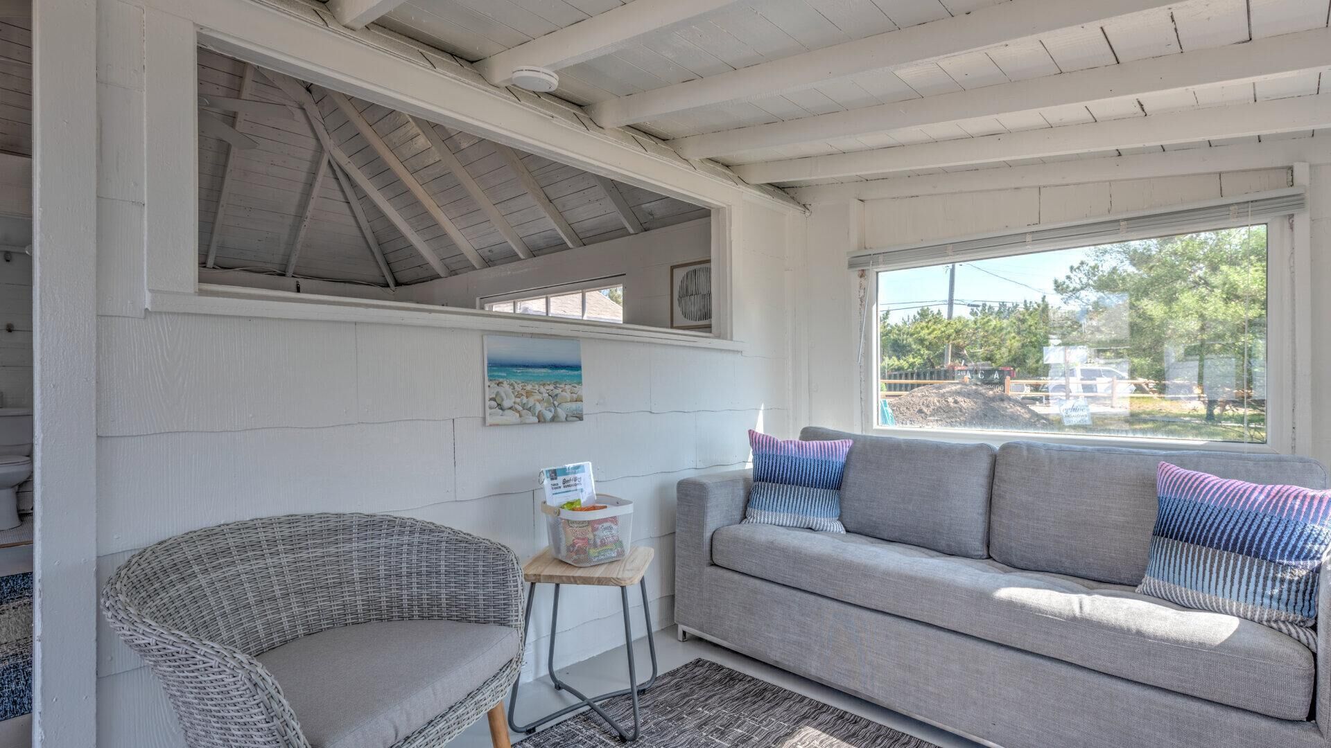 House, Multiple Beds (Bungalow 5 - 1BR, Water View) | Living room