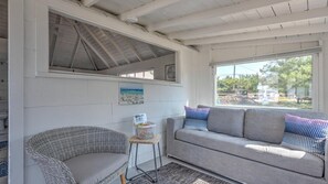 Casa, varias camas (Bungalow 5 - 1BR, Water View) | Sala de estar