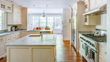 Maison, plusieurs lits (Traditional East Hampton Estate) | Cuisine privée