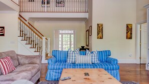 Huis, meerdere bedden (Traditional East Hampton Estate) | Woonkamer