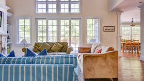 Huis, meerdere bedden (Traditional East Hampton Estate) | Woonkamer