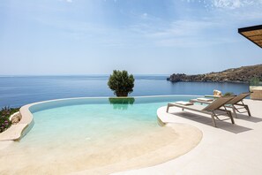 A heated pool, sun loungers - Stunning sea views, access to a private cove, hot tub! (Rethymno)