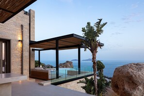 Terrace/patio - Stunning sea views, access to a private cove, hot tub! (Rethymno)