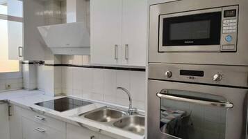 Een koelkast, een microgolfoven, een oven, een kookplaat