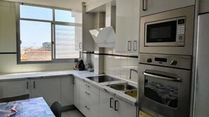 Een koelkast, een microgolfoven, een oven, een kookplaat