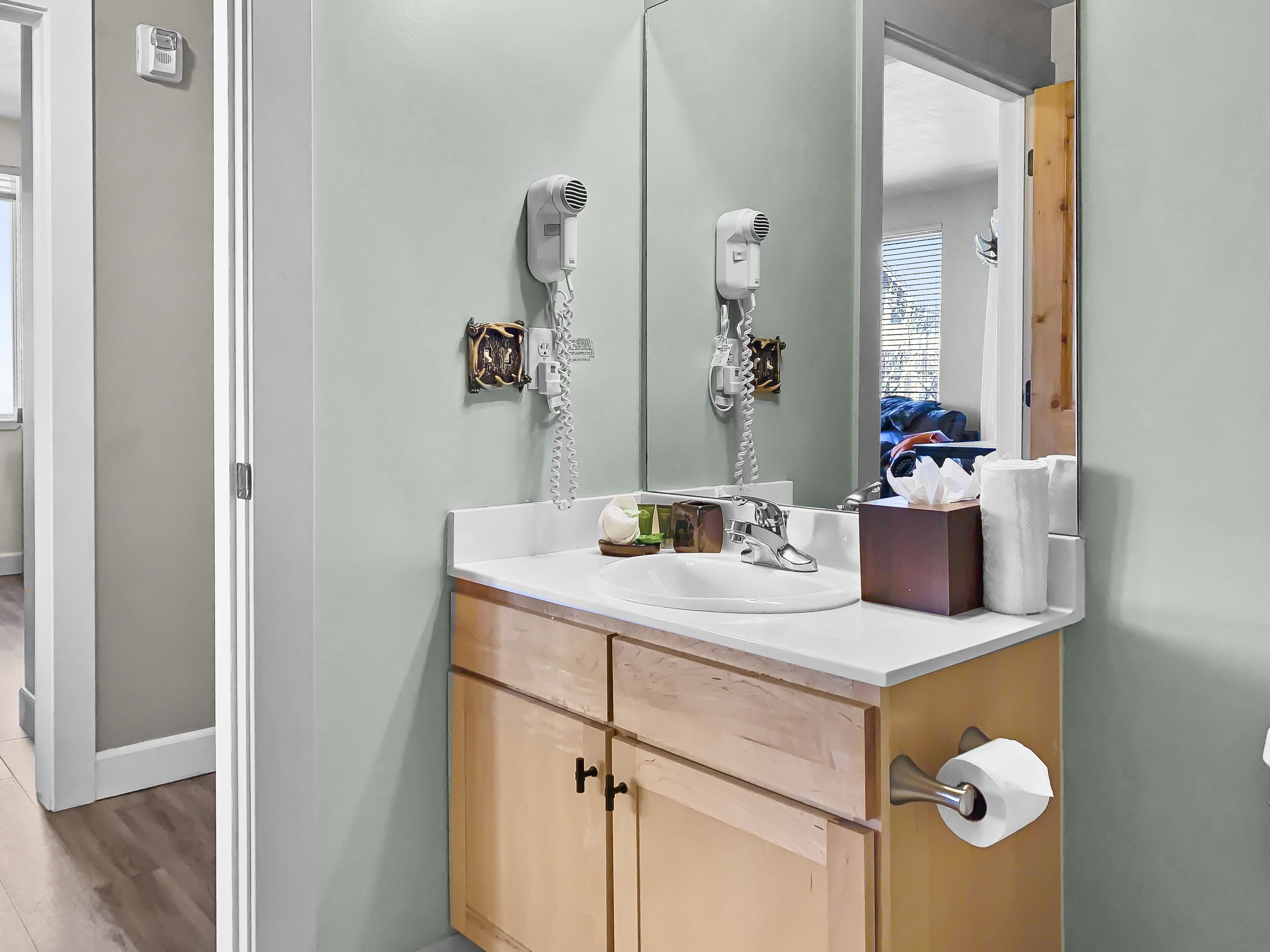 Crestview 208 2 Bedroom Condo by Redawning