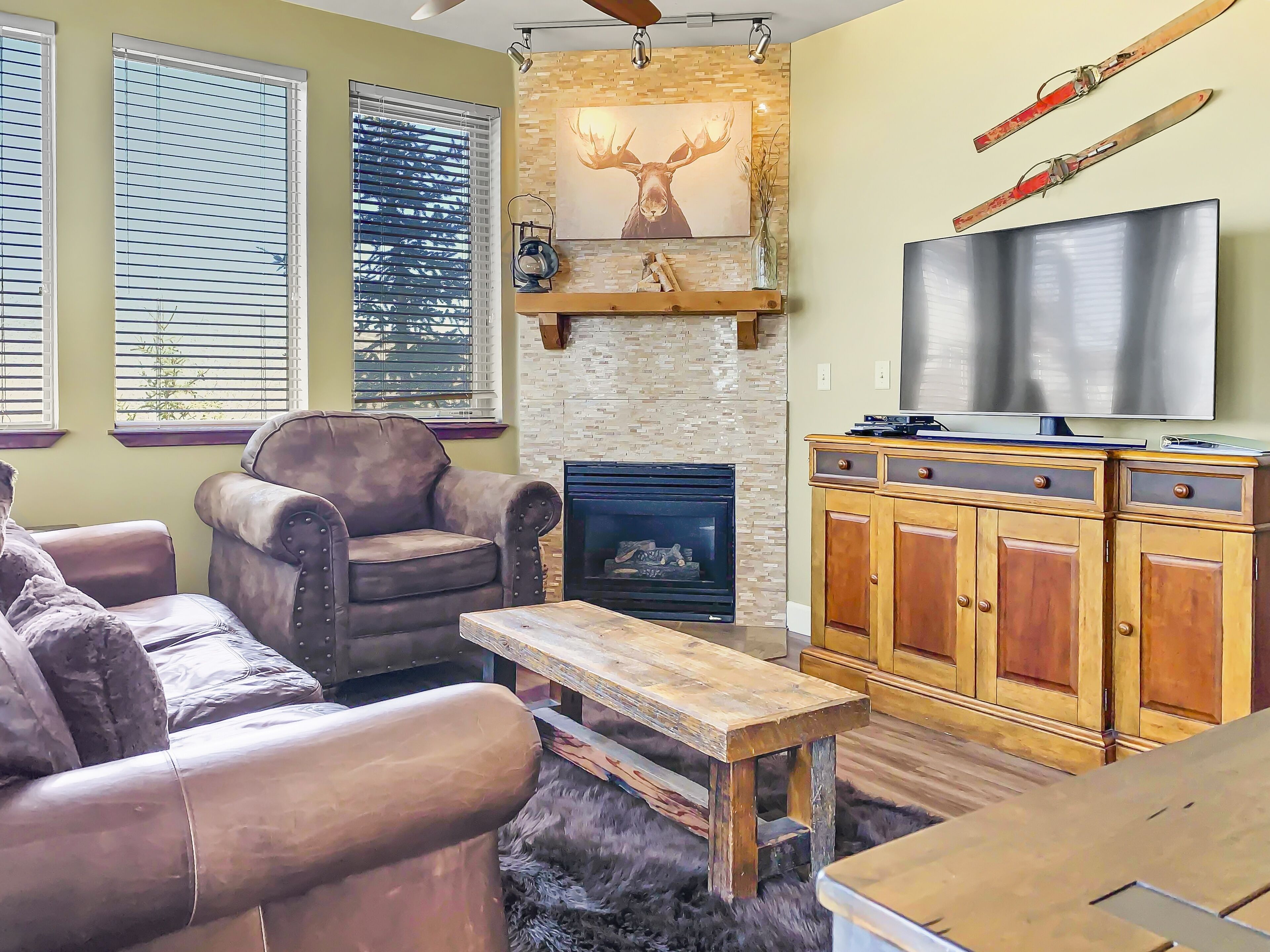 Crestview 208 2 Bedroom Condo by Redawning