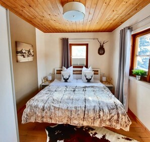 2 quartos, ferros/tábuas de passar roupa, berço de viagem