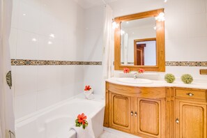 Een bad, een haardroger, handdoeken